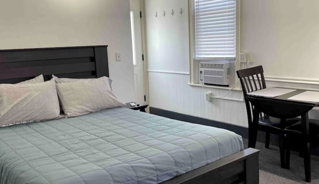 Cozy Studio 1/2 block to Church St & Shops-Pets