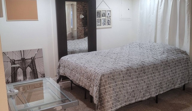 Cozy studio, 2 blocks from Sacramento River.