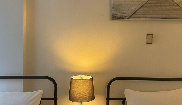 Cozy Studio | 2 Twin Beds, Steps from Bow River