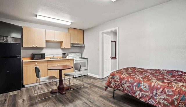 (Cozy studio, 2BED, 1BA, w/kitchen)