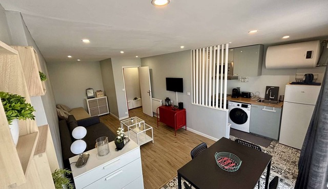 Cozy Studio, 4 Sleeps, Near Beach and Shops, 2-Star Rated