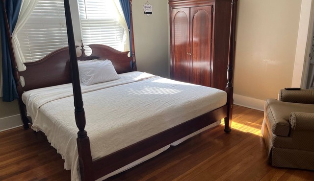 Cozy studio, 4 min to hospital, queen bed, free WiFi, free park, quiet, safe