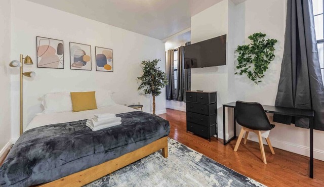 Cozy Studio Across from Convention Center | 3R