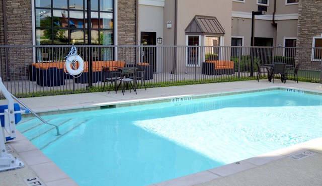 Cozy Studio Across from SeaWorld! Outdoor Pool, Gym Access + more!