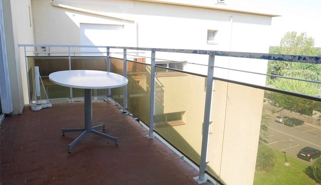 Cozy Studio Alcove, 300m from Beach, Balcony, Private Parking, Sleeps 3