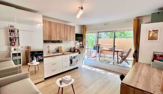 Cozy studio and large terrace 5 mn from the metro and 10 mn from Paris only!nnnn