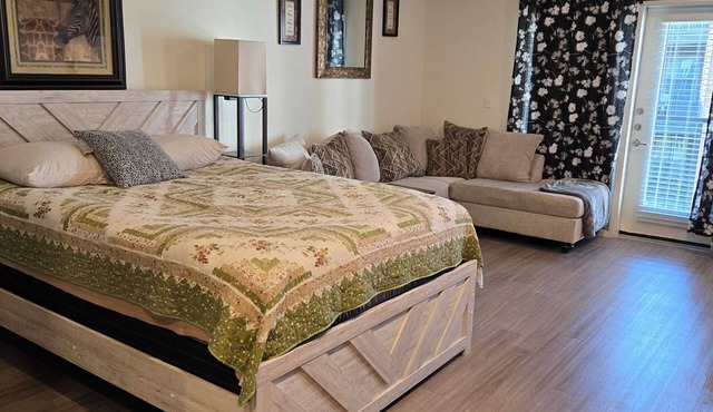 Cozy studio apartment in fabulous Fort Worth! Close to downtown and West 7th!