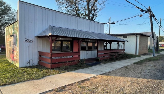 Cozy studio apartment in welcoming Lockesburg with WiFi, AC and no cleaning fee