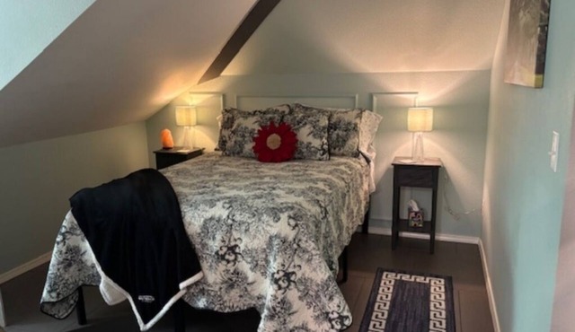 Cozy Studio Apartment above Garage