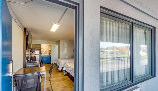 Cozy Studio at Envi Boutique Hotel ~ 3 Mi to Dtwn!