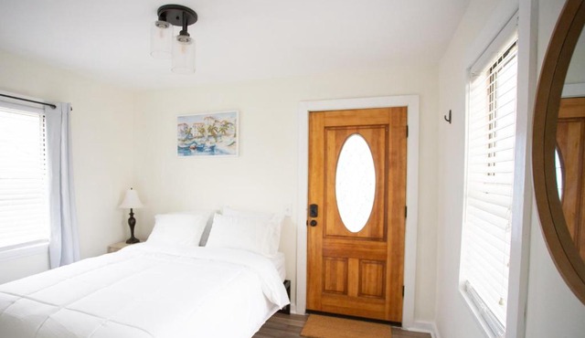 Cozy Studio - Blocks from the Ocean!