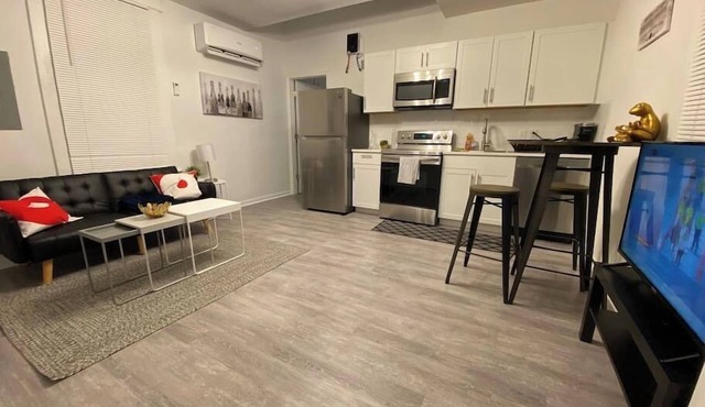 Cozy Studio Bungalow Walk to Armature and Downtown
