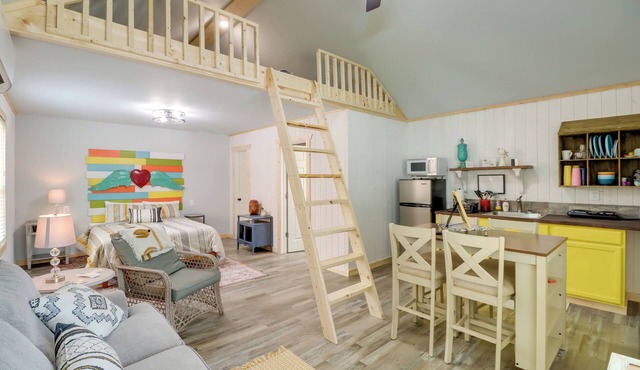 Cozy Studio Cabin ~ 1 Mi to Greers Ferry Lake!