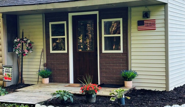 Cozy studio cabin in wonderful Fenton with AC