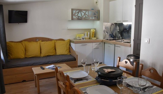 Cozy Studio Cabin Opposite Montgenèvre Slopes with Wi-Fi and Ski Locker