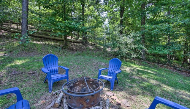 Cozy Studio Cabin on Lake O the Pines with Deck!