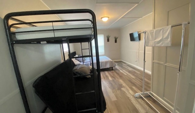 Cozy studio cabin with fishing and pools in walking distance!