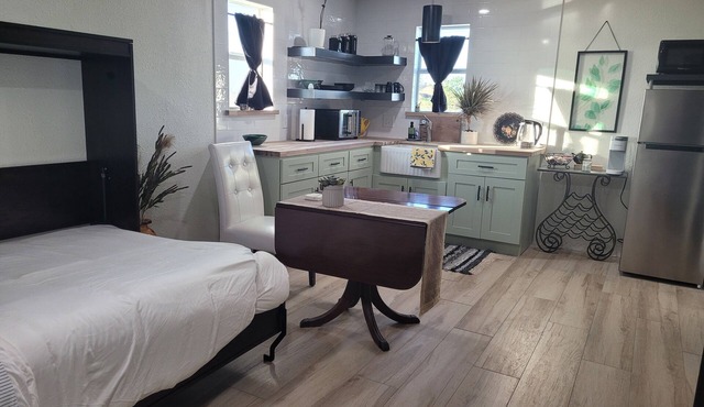 Cozy studio casita in lovely Burton/Round Top with AC, kitchen and laundry