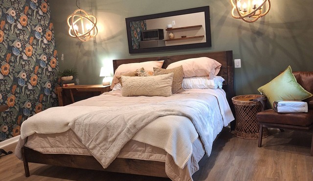 Cozy studio close to Skyline Drive, Hiking, and Main Street.