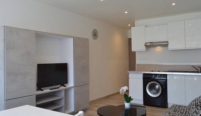 Cozy Studio, Close to Beach, Port View, Renovated, Parking, Washer Included