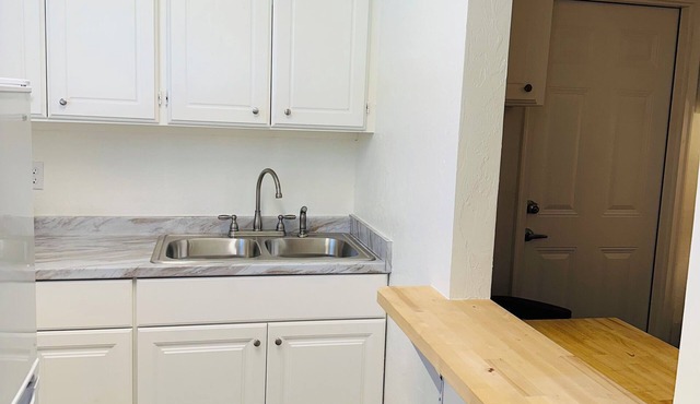 Cozy studio close to turnpike with WiFi, AC