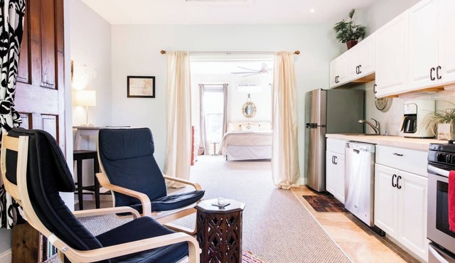 Cozy Studio close to Music Hall, Food, & Shops!