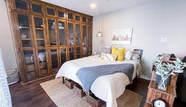 Cozy Studio condo with pool, nightlife and restaurants!