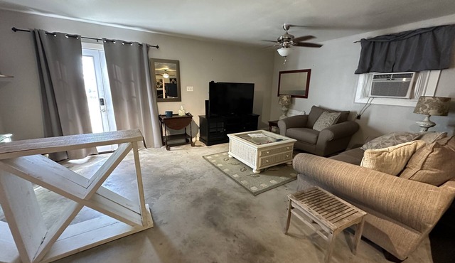 Cozy studio cottage in enchanting Lake Charles with AC, WiFi.