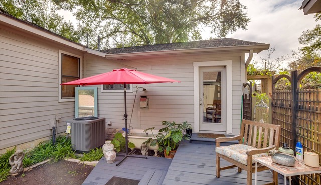 Cozy Studio Cottage in Downtown Tomball!
