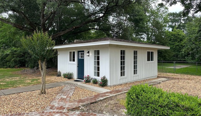 Cozy Studio Cottage in Summit - near hospital, shopping, restaurants and more