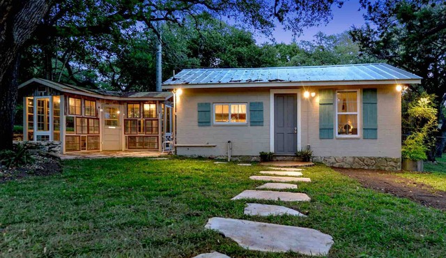 Cozy Studio Cottage - Near Floores Country Store, SeaWorld and Fiesta Texas