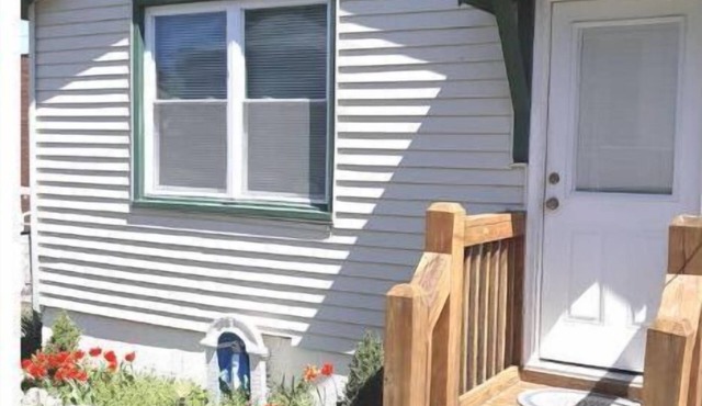 Cozy Studio Cottage on "The Hill," walkably close to everything! The Zoo, Park!