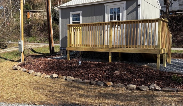 Cozy studio cottage on beautiful Deep Creek near Great Smoky Mtns. Park