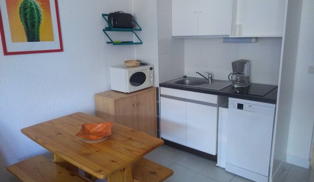 Cozy Studio for 4, Ski-In/Ski-Out, Renovated, West-Facing Balcony, Ski Locker, Heart of Orcières