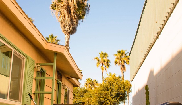 Cozy Studio/Flat Steps to Ocean745- Sleeps 2, great location next to Belmont Par