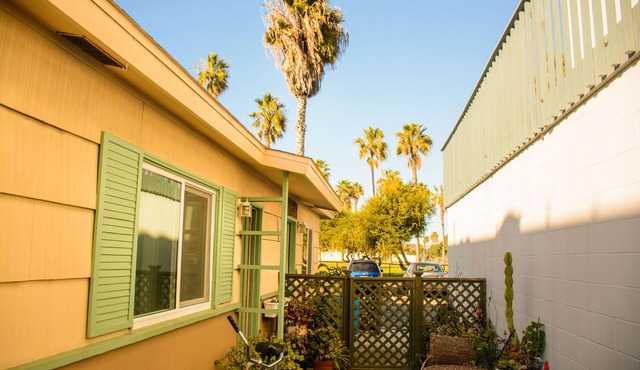 Cozy Studio/Flat Steps to Ocean 747- Sleeps 2, BBQ, Bike Rack, Surfboard