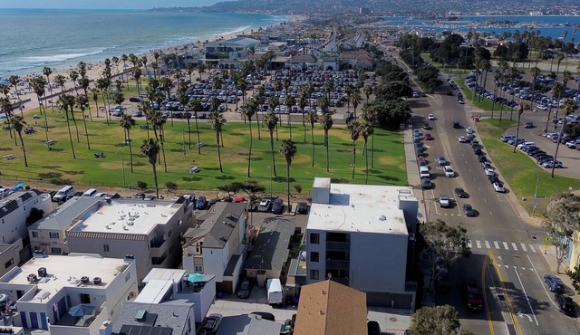 Cozy Studio/Flat Steps to Ocean745 1/2 - Sleeps 2, BBQ, Next to Belmont Park