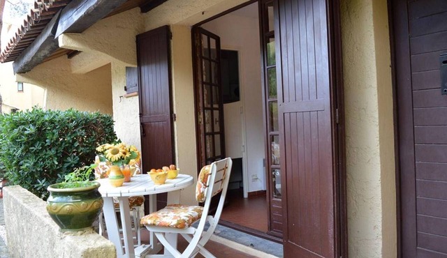 Cozy Studio for 2, 500m from Beach, Terrace, Parking Included - Le Lavandou