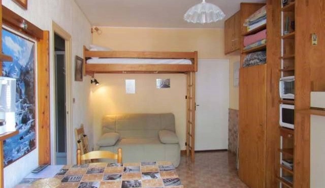 Cozy Studio for 2 with Balcony, Ski Storage, in Cauterets Center Near Amenities