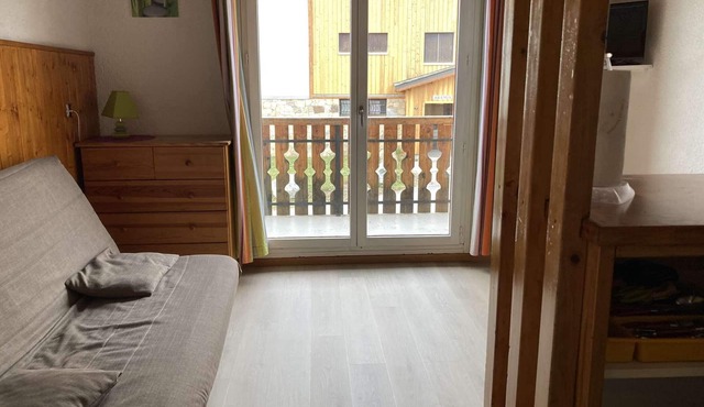 Cozy Studio for 4, Close to Slopes & Shops - Alpe d'Huez, 2nd Floor Balcony, Ski Locker, No Pets