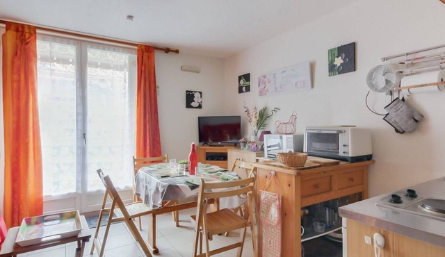 Cozy Studio for 4 with Garden, Parking, Near Ski & Shops, Quiet Area