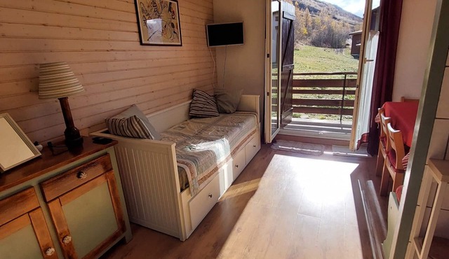 Cozy studio for 4, ski-in/ski-out, Village 1800