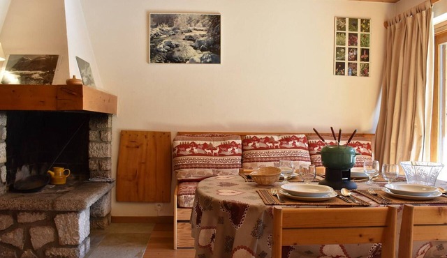 Cozy Studio for 4 in Méribel – Ski Nearby, Fireplace, Modern Amenities