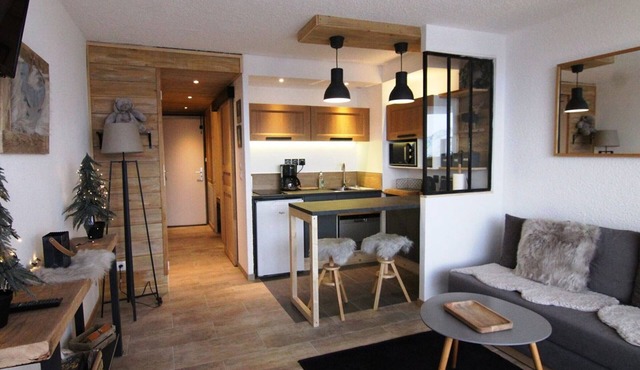 Cozy Studio for 4 with Ski Access, Private Balcony, and Parking in L'Alpe d'Huez