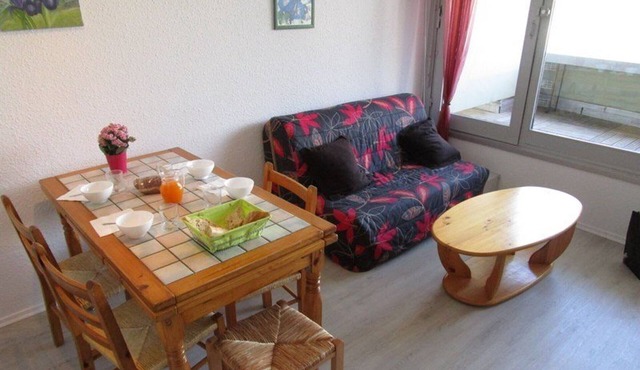 Cozy Studio for 5 in La Mongie - West-Facing Balcony, Ski-In/Ski-Out, Near Shops