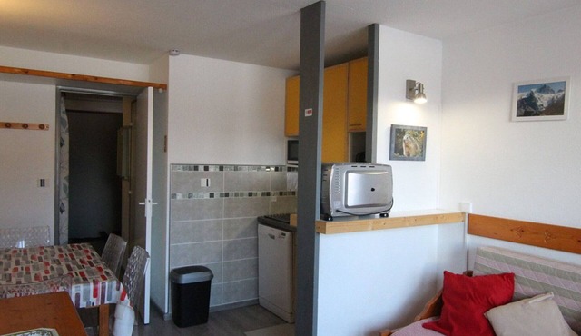 Cozy Studio for 5 with Mountain Views, Close to Ski Slopes and Shops - Pet-Friendly, Balcony, Ski Storage