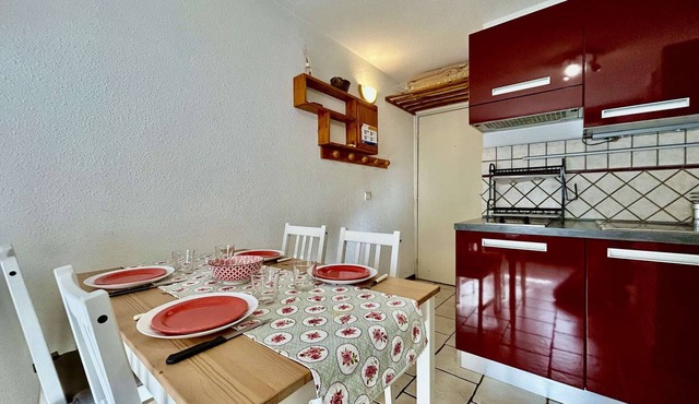 Cozy Studio with Mountain Nook, 500m from Fréjus Gondola, Parking, Ski Lockers, Recently Renovated