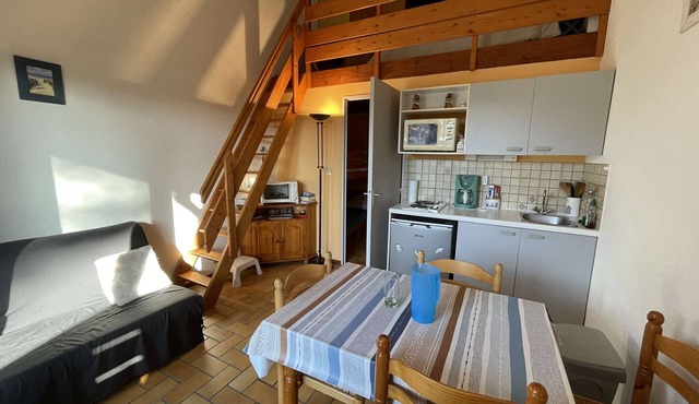 Cozy Studio w/Mezzanine, Heated Pool, Private Garden, Parking - 2km from Beach
