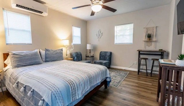 Cozy Studio Home Near the Lake and Sam’s Pizza