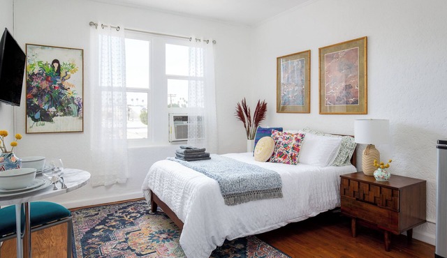 Cozy studio in beautiful Los Angeles with air conditioning